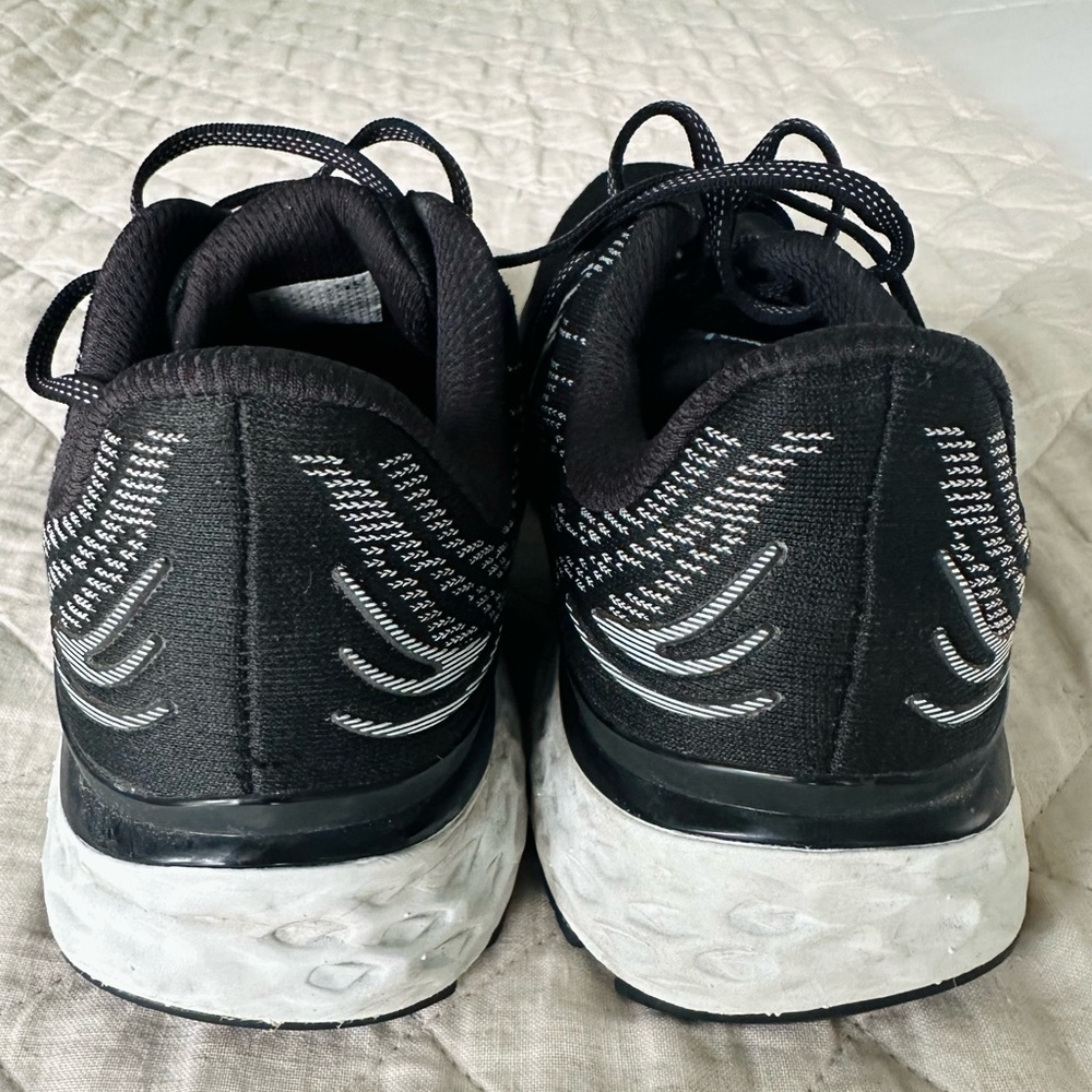 New Balance Fresh Foam 880 v11 Women’s Running Shoes, size 11 👟🖤🤍🩶 - Picture 4 of 7